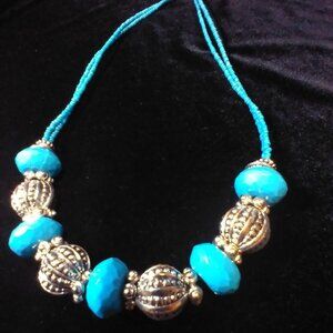 Beautiful Faux Turquoise & Silver toned Necklace